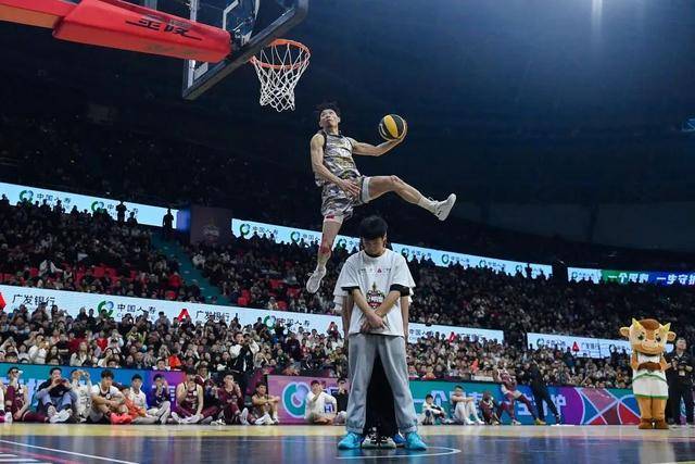 体视界 | 39岁“草根”球员加冕CBA全明星赛扣篮王;十五运乒乓球项目进行首次体测