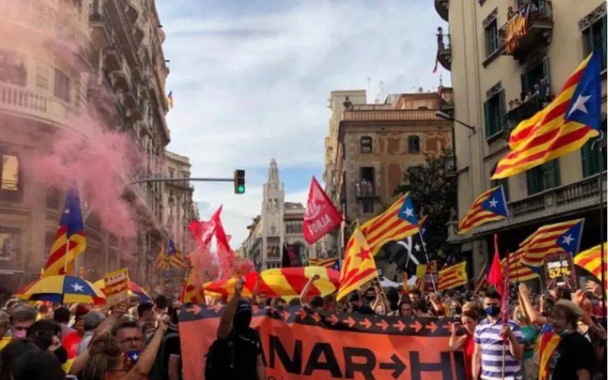 “要独立不要统一!”关键时刻<strong></p>
<p>中币和安币</strong>,40万人冲上街头示威,场面一度失控