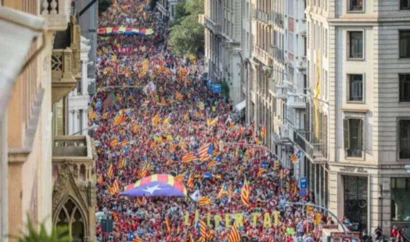 “要独立不要统一!”关键时刻<strong></p>
<p>中币和安币</strong>,40万人冲上街头示威,场面一度失控