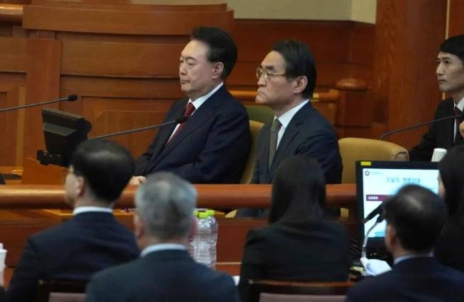 “总统下台”一夜响彻<strong></p>
<p>币安uni</strong>!中国使馆突遭冲击!意想不到的事发生了