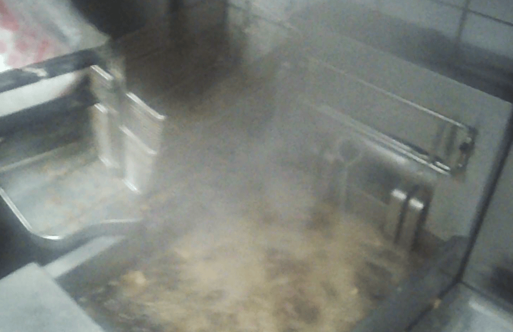 卧底华莱士两家门店:过期食材换签续命<strong></p>
<p>安卓比特币</strong>,炸油酸价超标易引腹泻