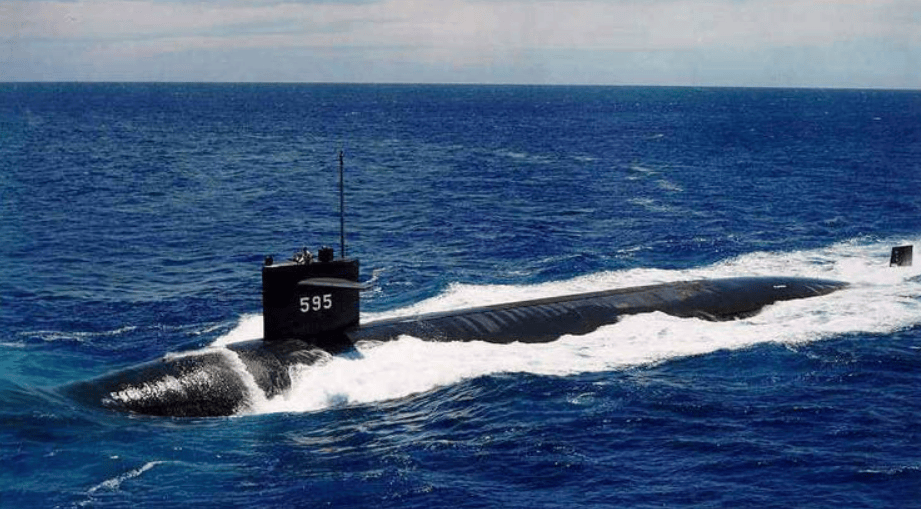 一声巨响！4000吨潜艇瞬间解体，129人无一生还，消息火速传遍全球