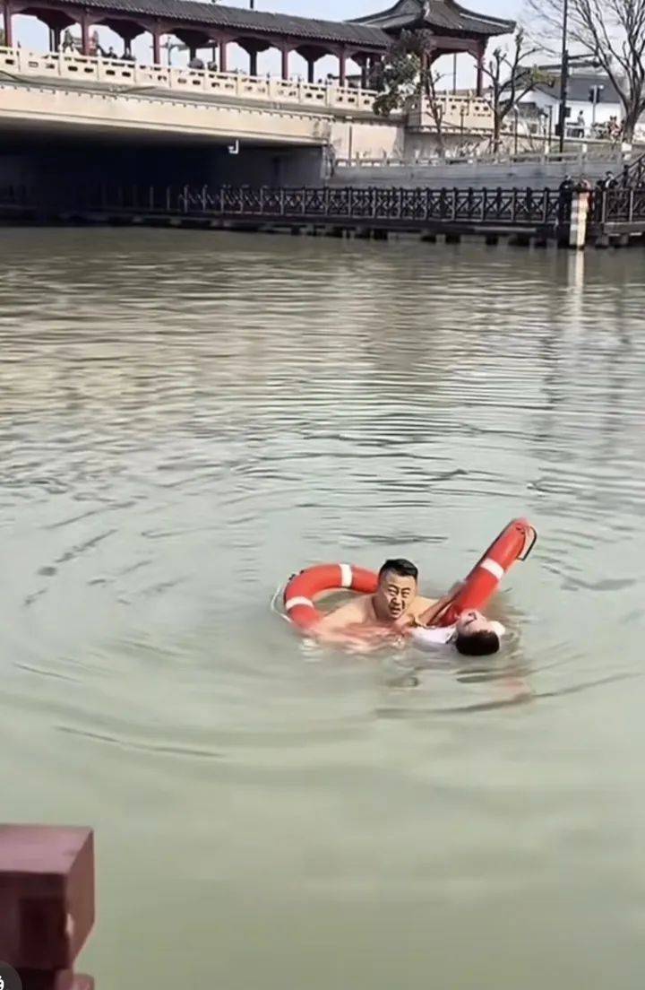 山东大哥到苏州出差，刚下火车20分钟跳河救人