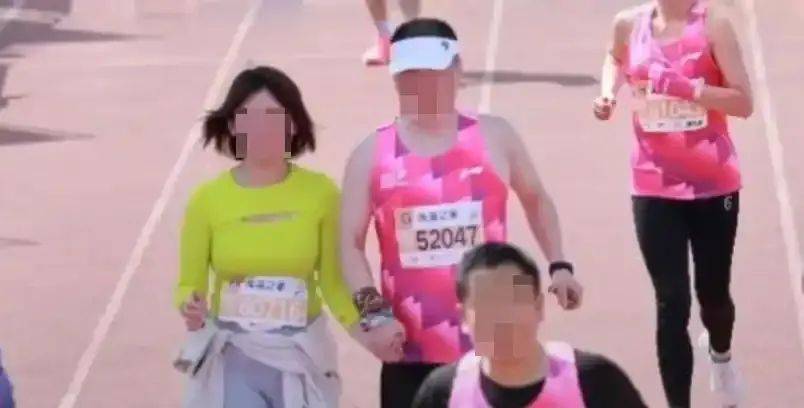 董事长手牵年轻女子参加马拉松被拍到<strong></p>
<p>莱特币安卓挖矿</strong>？A股公司深夜发声→