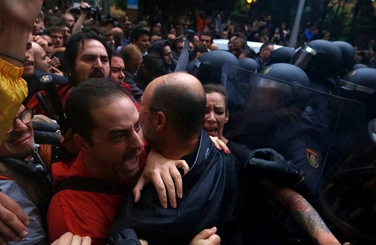 “要独立，不要统一！”40万民众涌上街头集体示威，场面一度失控