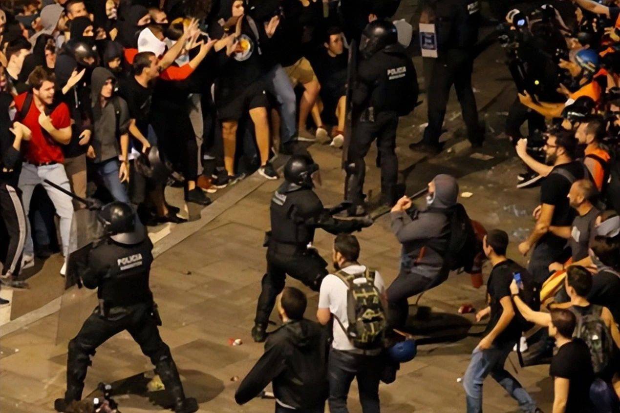 “要独立<strong></p>
<p>币安ftx</strong>，不要统一！”40万民众涌上街头集体示威，场面一度失控