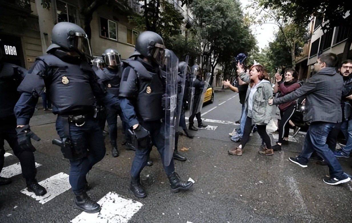 “要独立<strong></p>
<p>币安ftx</strong>，不要统一！”40万民众涌上街头集体示威，场面一度失控