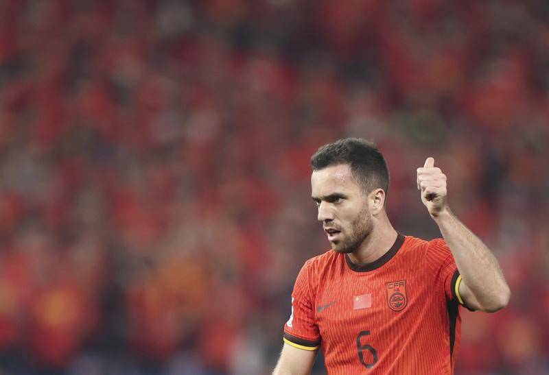 王大雷谈扑球时脱手：说实话我没看到球 视线被挡了