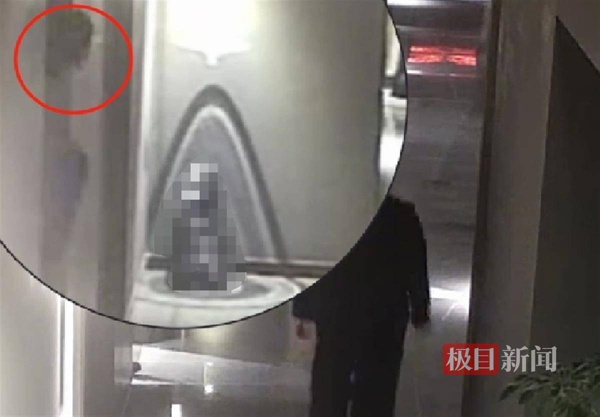 武汉一女子在艺术餐厅请客<strong></p>
<p>币安币玩家</strong>,飞天茅台竟被服务员暗中调包!两人被警方采取刑事强制措施