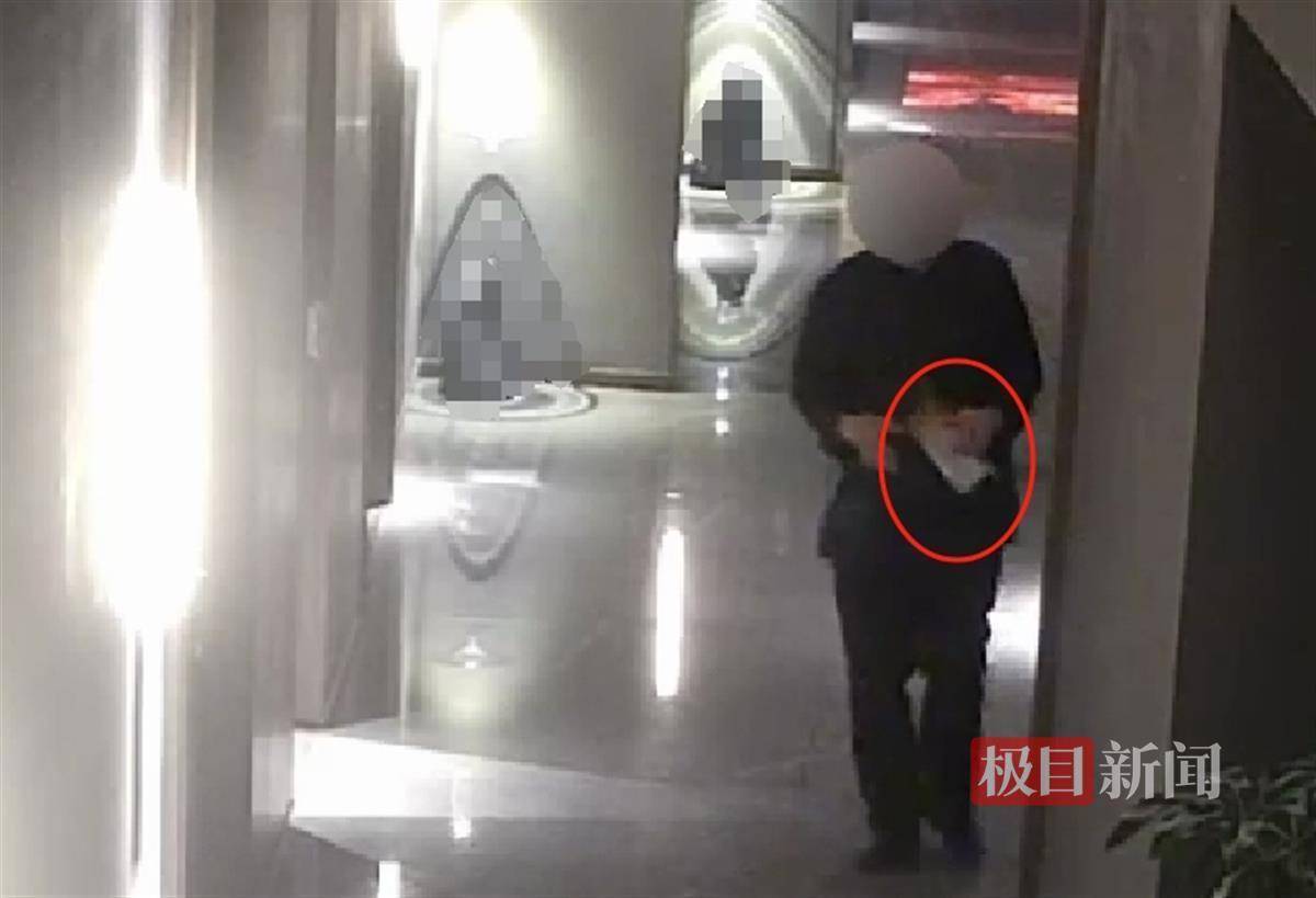 武汉一女子在艺术餐厅请客<strong></p>
<p>币安币玩家</strong>,飞天茅台竟被服务员暗中调包!两人被警方采取刑事强制措施