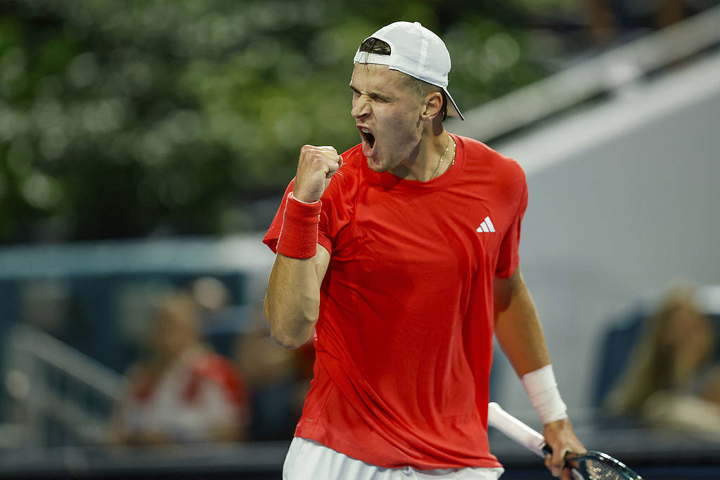 德约无缘100冠<strong></p>
<p>币安bcx</strong>！迈阿密站：19岁门希克两盘抢七夺生涯首冠