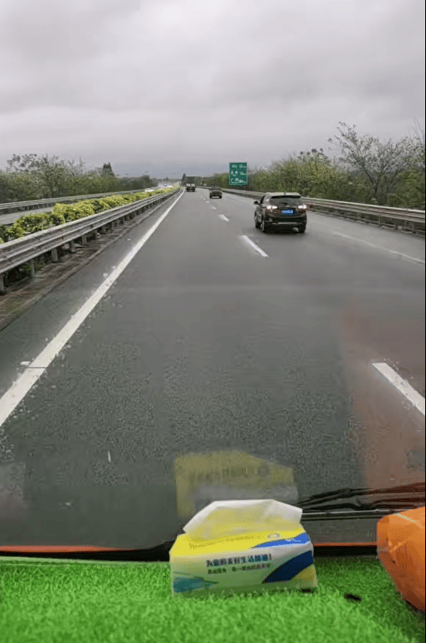 网友称高速路上“无奈倒车7公里”，广东高速：拥堵或与清明将至有关