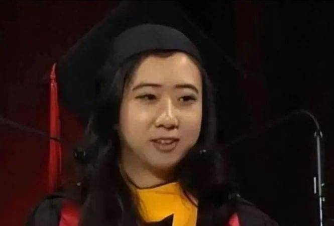 夸美国空气香甜的杨舒平，已被美国驱逐出境，如今回国下场怎么样了？