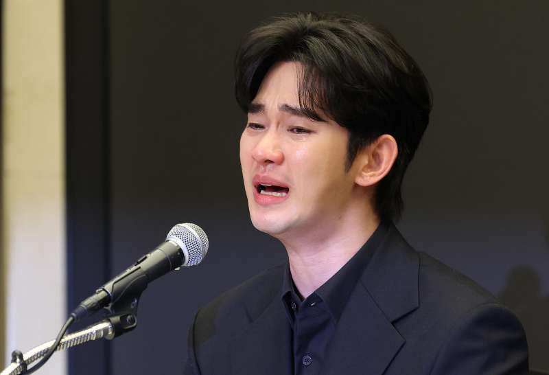 金秀贤为何在记者会上多次喝水<strong></p>
<p>币安火币中币</strong>,网友请DeepSeek解读