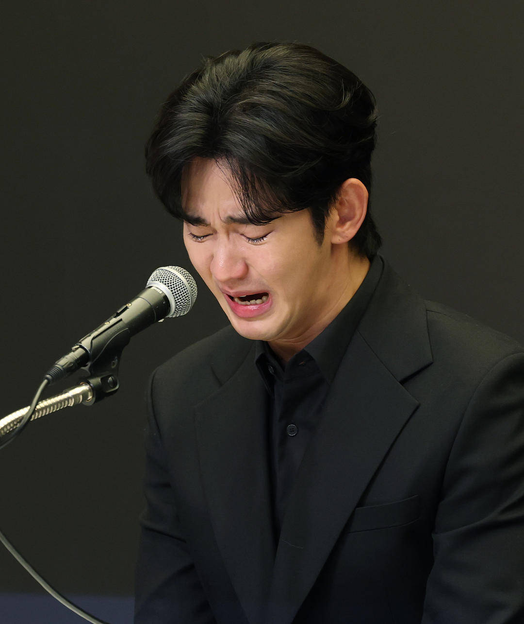 金秀贤为何在记者会上多次喝水<strong></p>
<p>币安火币中币</strong>,网友请DeepSeek解读