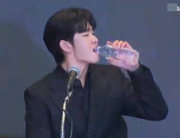 金秀贤为何在记者会上多次喝水<strong></p>
<p>币安火币中币</strong>,网友请DeepSeek解读