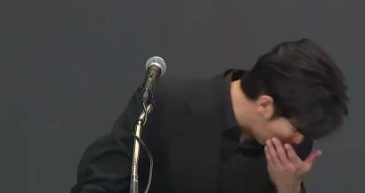 金秀贤为何在记者会上多次喝水<strong></p>
<p>币安火币中币</strong>,网友请DeepSeek解读