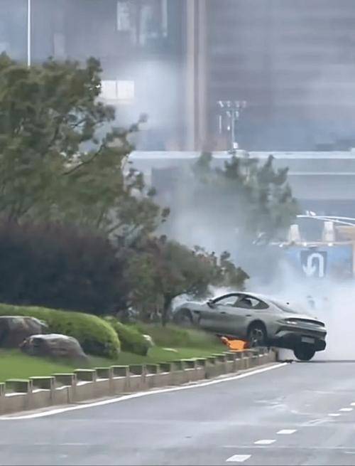 小米SU7高速碰撞爆炸致3人死亡，事故原因引关注
