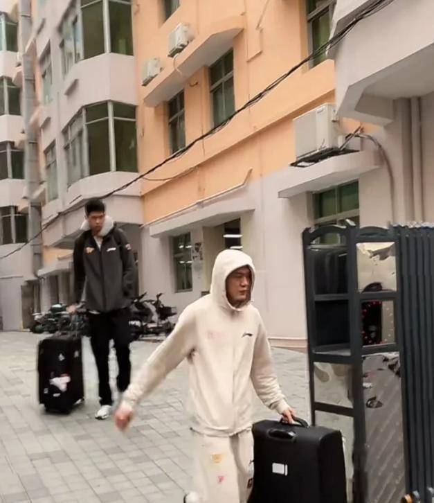 杜锋带13人出征上海!4外援+23兄弟<strong></p>
<p>nano币安</strong>,贝贝获重用