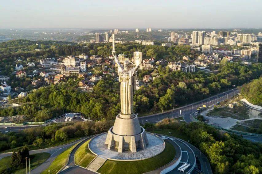 俄乌战场惊现奇迹！3名俄军遭乌军密集围攻，战斗40天无一阵亡