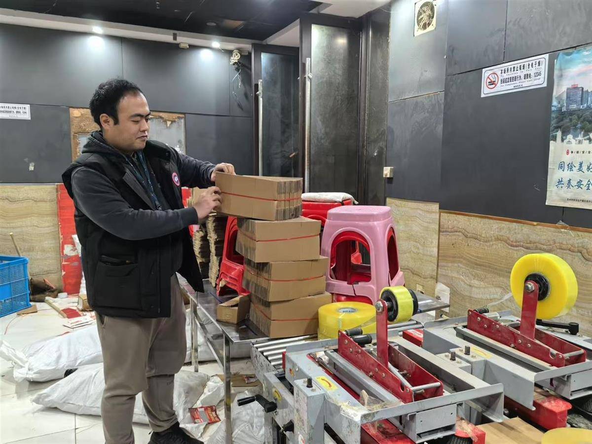 他发出的81万件快递全是电诈卡片<strong></p>
<p>币安控股</strong>!武汉江岸警方破获特大诈骗案