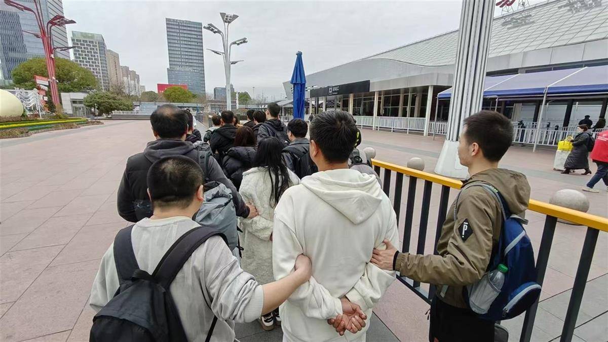 他发出的81万件快递全是电诈卡片<strong></p>
<p>币安控股</strong>!武汉江岸警方破获特大诈骗案