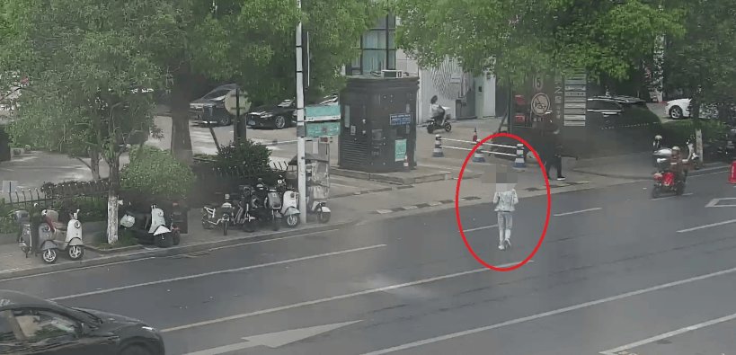 杭州大爷理发金项链不翼而飞<strong></p>
<p>币安美元充值</strong>,金属探测器都用上了,谁偷的?