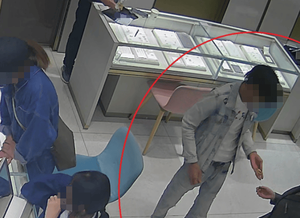 杭州大爷理发金项链不翼而飞<strong></p>
<p>币安美元充值</strong>,金属探测器都用上了,谁偷的?