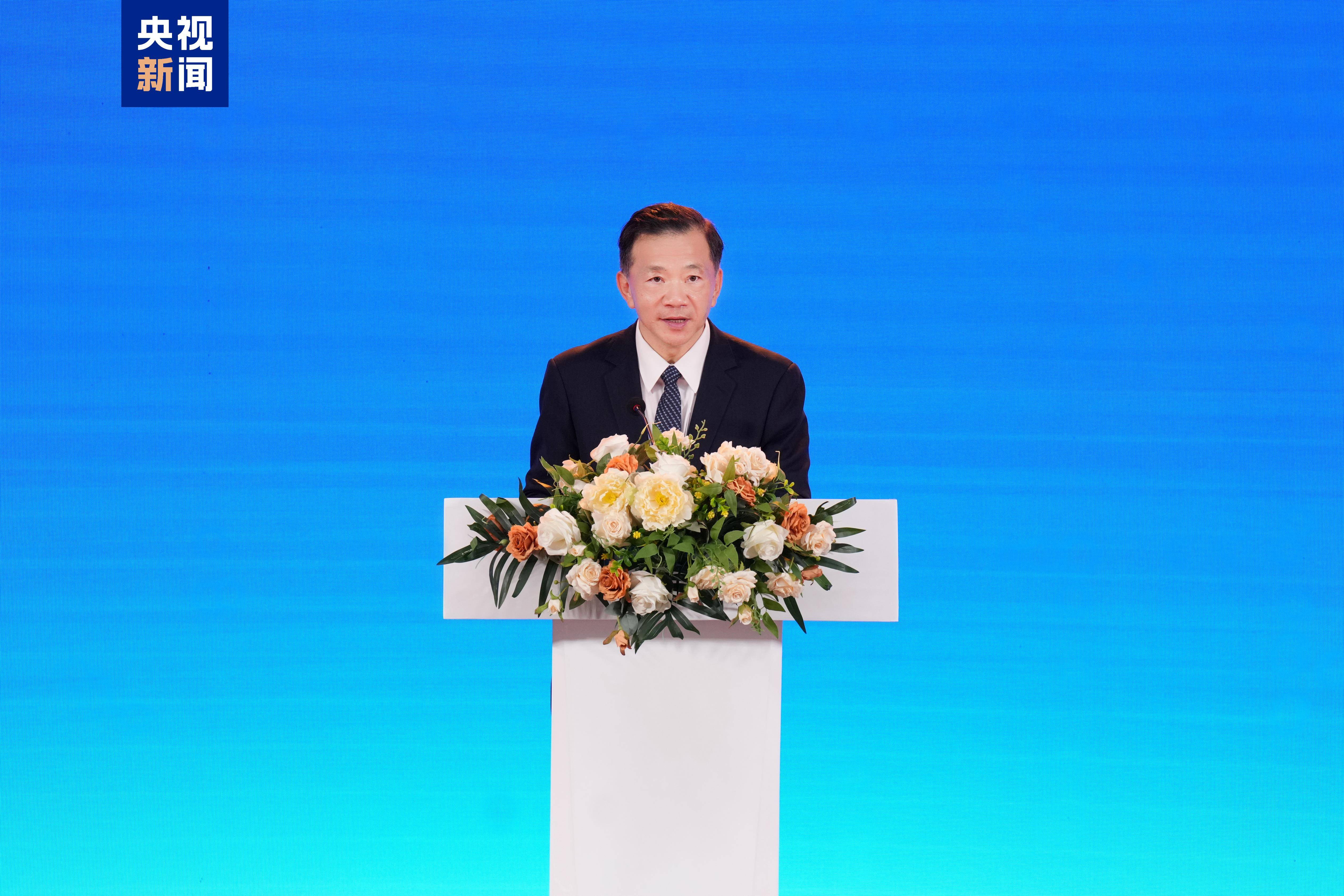 《平“语”近人——习近平喜欢的典故》(柬埔寨语版)在柬埔寨主流媒体播出