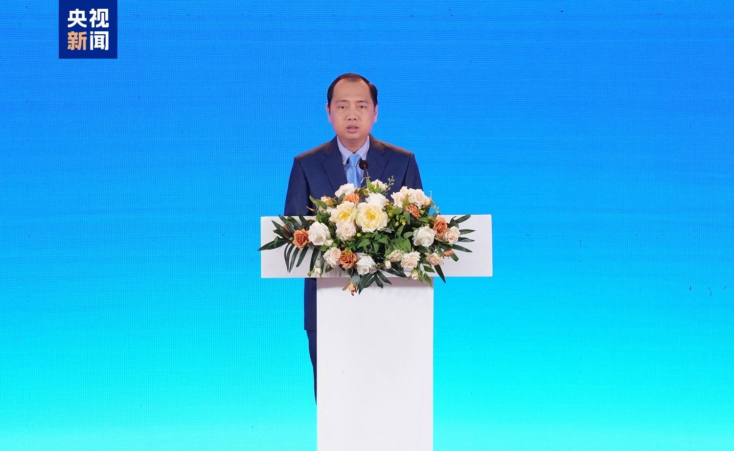 《平“语”近人——习近平喜欢的典故》(柬埔寨语版)在柬埔寨主流媒体播出