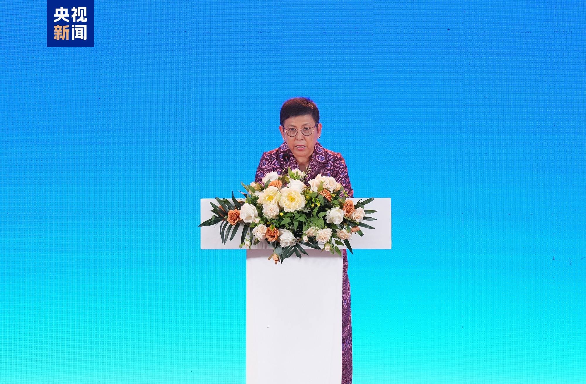 《平“语”近人——习近平喜欢的典故》(柬埔寨语版)在柬埔寨主流媒体播出