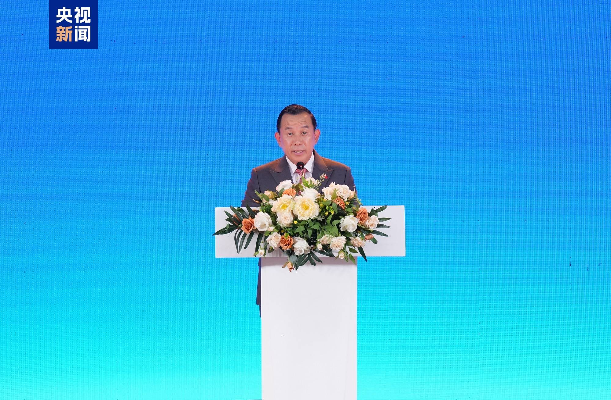 《平“语”近人——习近平喜欢的典故》(柬埔寨语版)在柬埔寨主流媒体播出