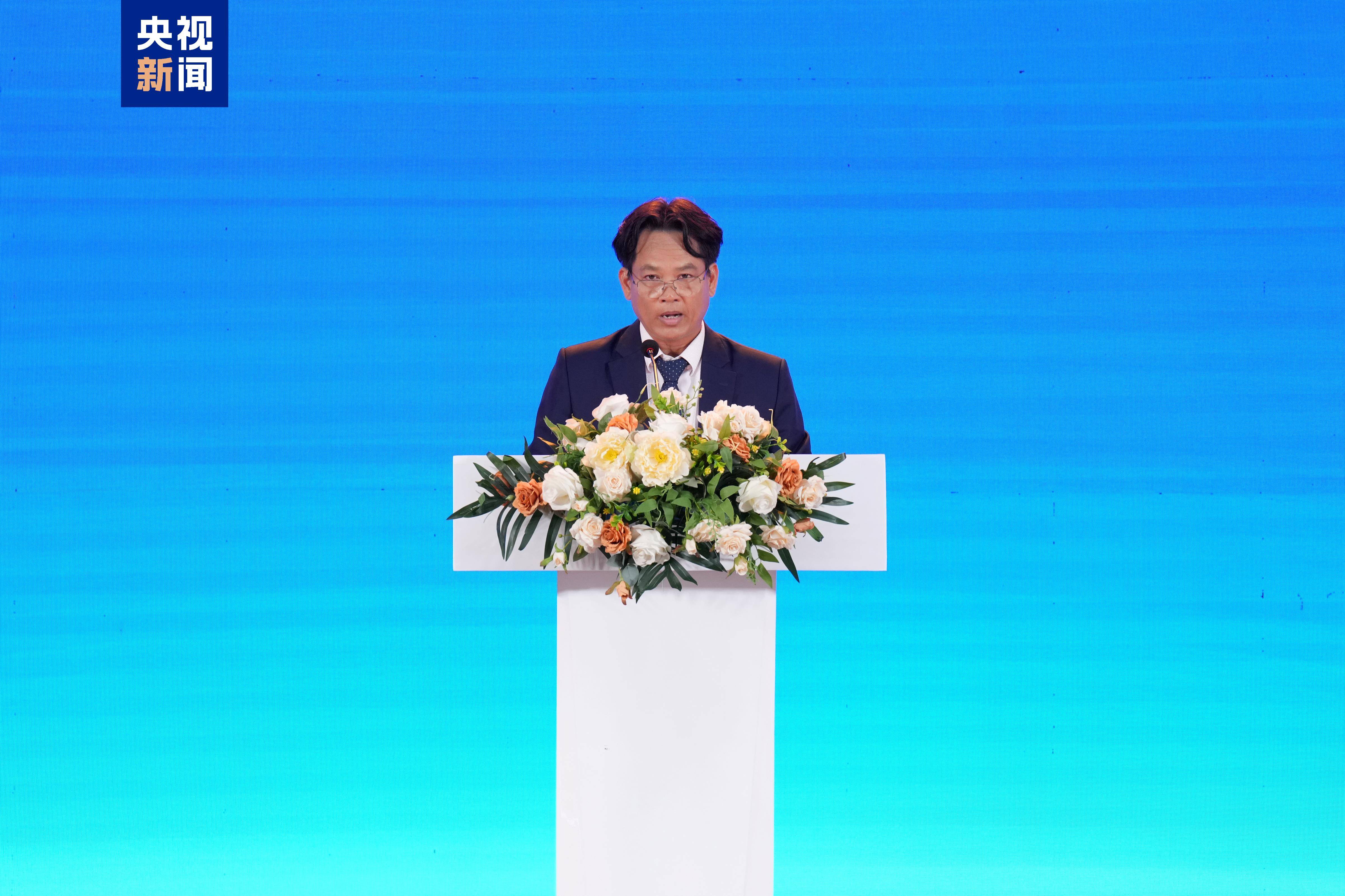 《平“语”近人——习近平喜欢的典故》(柬埔寨语版)在柬埔寨主流媒体播出