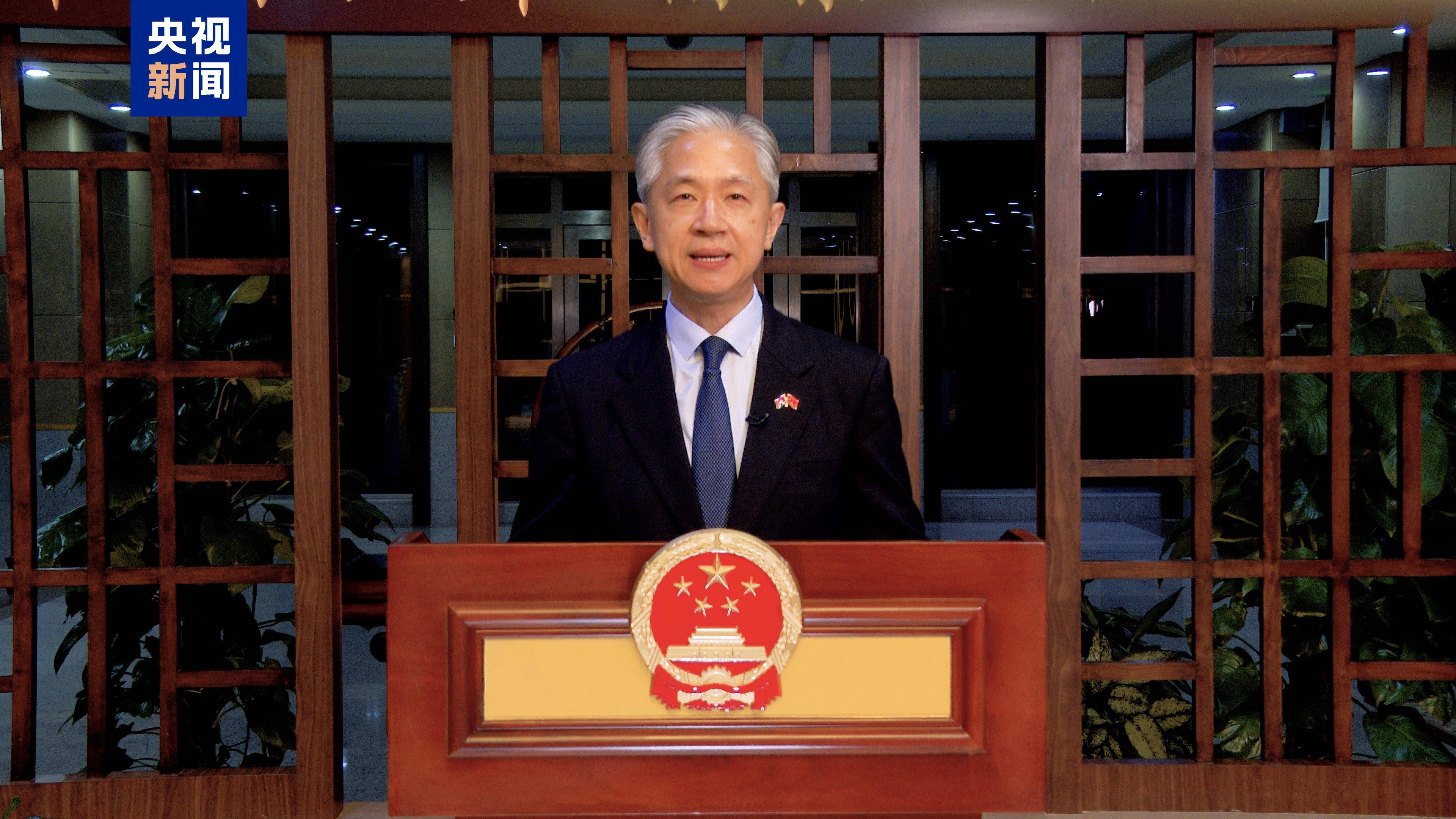 《平“语”近人——习近平喜欢的典故》(柬埔寨语版)在柬埔寨主流媒体播出