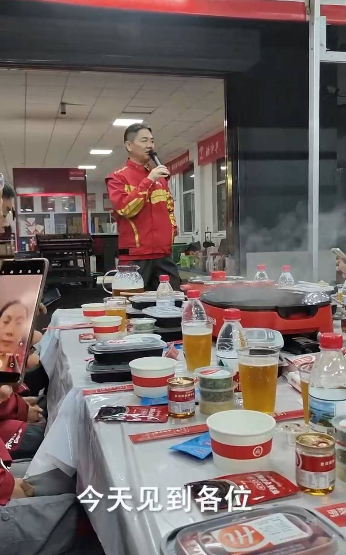 刘强东冲到一线：白天送外卖<strong></p>
<p>tct币安</strong>，晚上请骑手吃海底捞