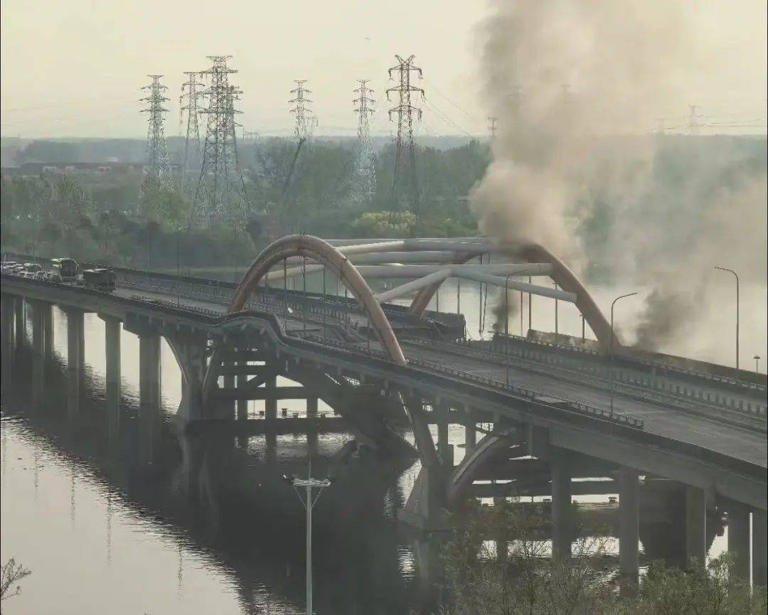 北京潮白河大桥部分路段起火坍塌<strong></p>
<p>币安宝钱包</strong>,官方:原因正调查