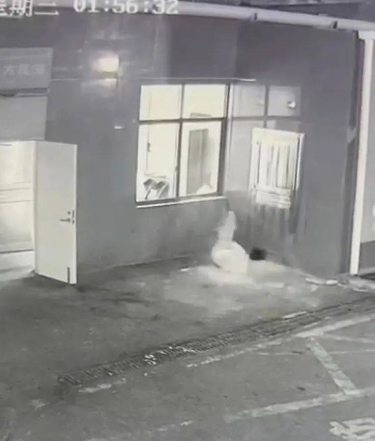 凌晨男子和女友发生冲突<strong></p>
<p>币安宝钱包</strong>,突然撞碎酒店窗户跑出!酒店回应→