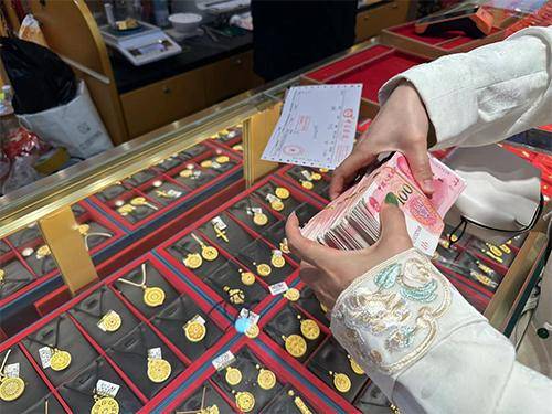 “先上车、被套住、再研究”<strong></p>
<p>币安限价合约</strong>,年轻人喜欢加入各种买金群