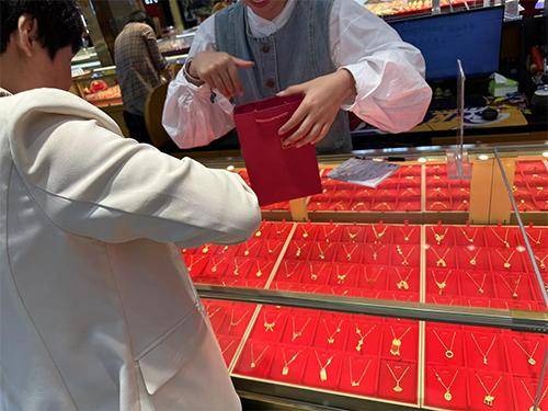 “先上车、被套住、再研究”<strong></p>
<p>币安限价合约</strong>,年轻人喜欢加入各种买金群