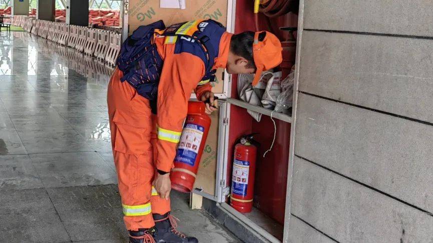 凤凰传奇演唱会万人蹦迪!观山湖消防:大家尽管嗨<strong></p>
<p>币安转人民币</strong>,我们护周全