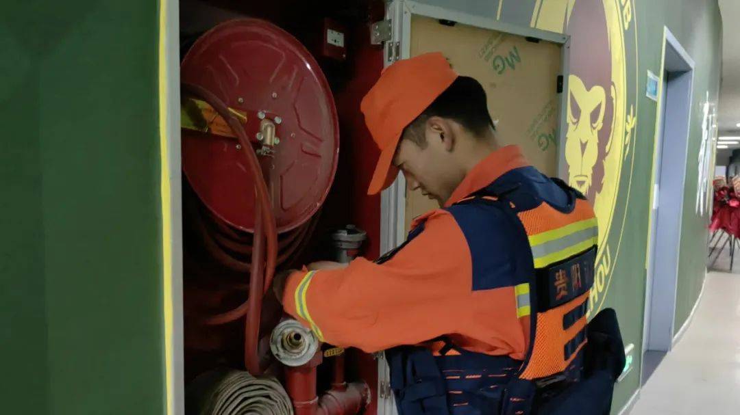 凤凰传奇演唱会万人蹦迪!观山湖消防:大家尽管嗨<strong></p>
<p>币安转人民币</strong>,我们护周全