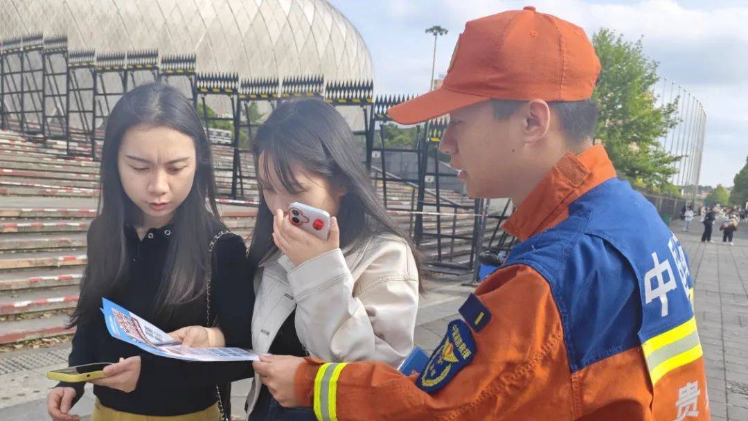 凤凰传奇演唱会万人蹦迪!观山湖消防:大家尽管嗨<strong></p>
<p>币安转人民币</strong>,我们护周全