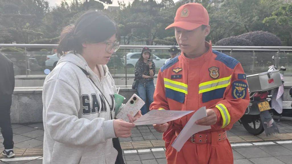 凤凰传奇演唱会万人蹦迪!观山湖消防:大家尽管嗨<strong></p>
<p>币安转人民币</strong>,我们护周全