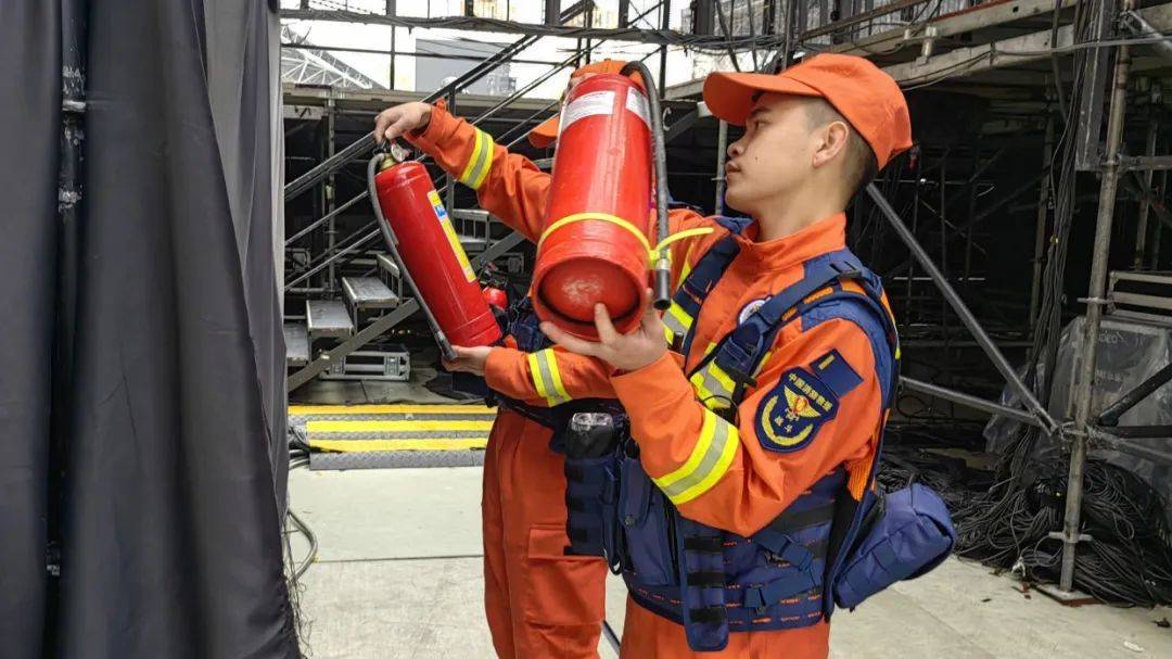 凤凰传奇演唱会万人蹦迪!观山湖消防:大家尽管嗨<strong></p>
<p>币安转人民币</strong>,我们护周全