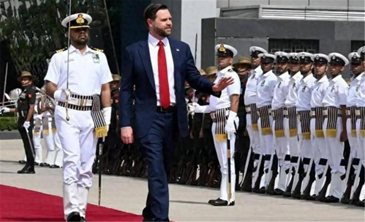 正式对华加关税！第一个对美“投降”的国家出现，万斯这次立下大功？