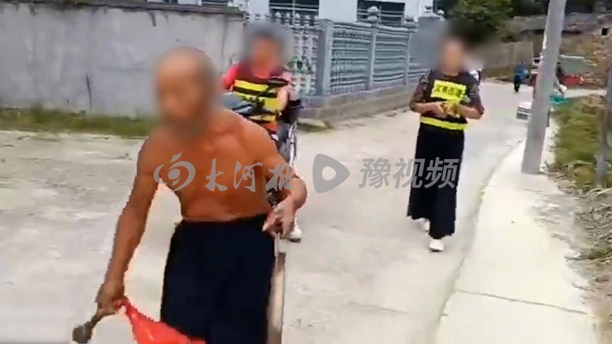 老人当街敲锣认错高喊“大家都莫向我学习”<strong></p>
<p>币安wrx</strong>，村委会回应