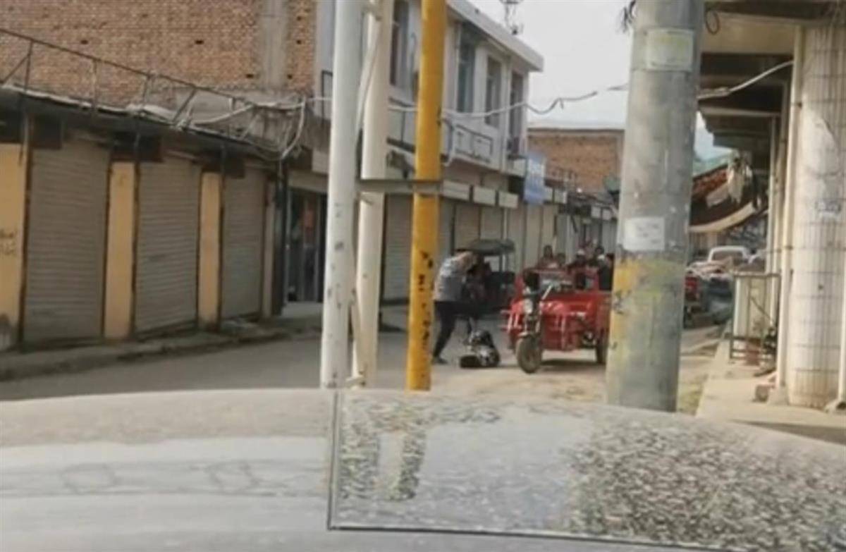 西安一男子当街踢打女子，官方：两人系夫妻，因家庭矛盾发生口角