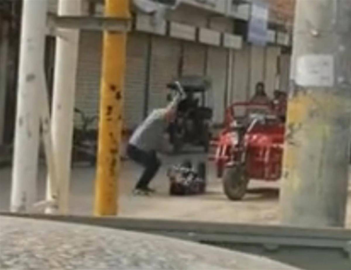 西安一男子当街踢打女子<strong></p>
<p>币安下载</strong>,官方:两人系夫妻,因家庭矛盾发生口角