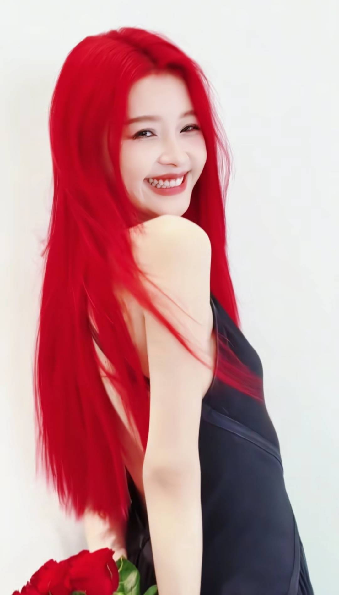 女演员染红色头发，称“吃了三天过敏药才敢染”