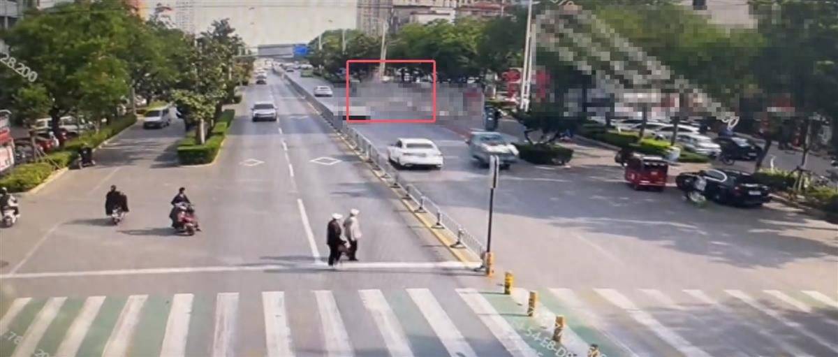 山东滕州一车辆撞向公交站台致多人倒地<strong></p>
<p>币安钱包官网</strong>,肇事司机被控制,案件已移交刑警